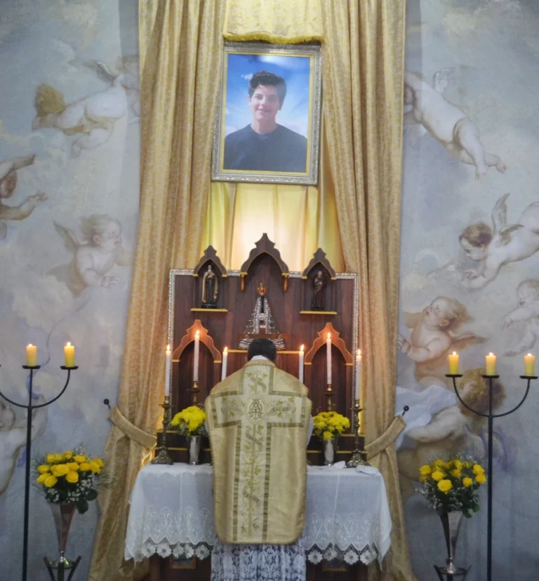 Pe. Marcelo celebra missa no altar dedicado ao Carlo